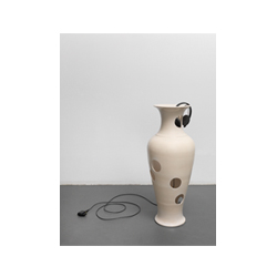keramik Vase mit Löchern mit Kopfhörern, aus dem Vogelgesang ertönt - ceramtic vase with holes and headphones playing birdsounds