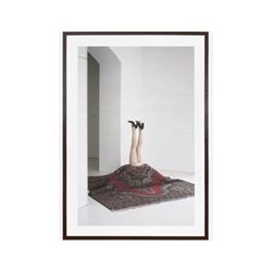 womens legs sticking out of a carpet, Frauenbeine stehen aus einem Wohnzimmerteppich heraus - Annette Ruenzler